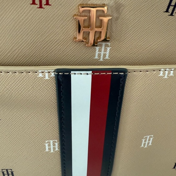 NWT Tommy Hilfiger Tan Crossbody Bag - Picture 7 of 8